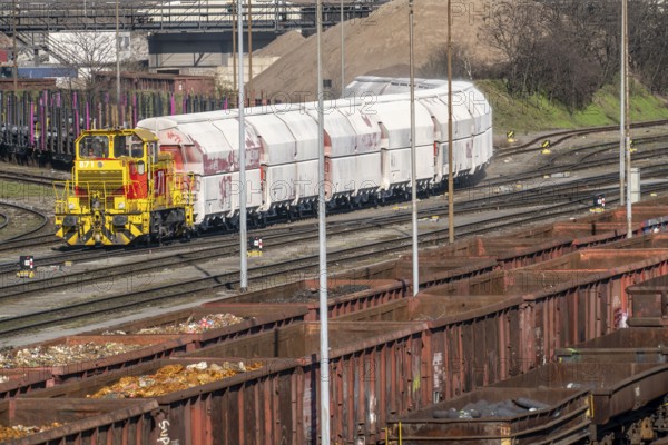 Metal scrap delivery, by rail, to HKM, Hüttenwerke Krupp-Mannesmann in Duisburg-Hüttenheim, they are melted down again and processed into steel products, diesel locomotive with wagons Duisburg, North Rhine-Westphalia, Germany, Europe