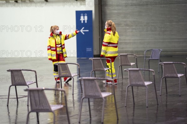 Helpers at the test run in the vaccination centre for the corona vaccinations, in a hall at Messe Essen, by the city, the fire brigade and various aid organisations, 12 vaccination lines for a daily vaccination of up to 2400 people, operated by the North Rhine-Westphalia Association of Statutory Health Insurance Physicians