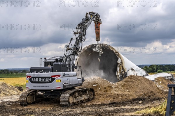 Demolished tower of a 20 year old wind turbine, in the Werl wind farm, 5 old Enercon E-66 turbines are demolished, 2 new Siemens SG6.6-170 wind turbines replace them, the 2 new wind turbines produce twice as much energy, 12 MW power, as the 5 old wind turbines, called repowering, demolition work, Werl, North Rhine-Westphalia, Germany, Europe