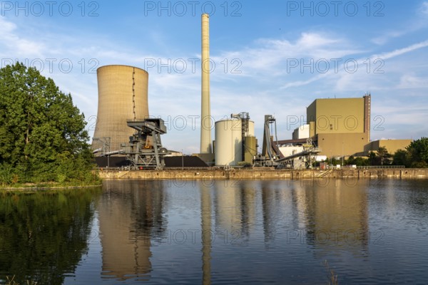 The Heyden power plant, coal-fired power plant, which was shut down in July 2021 and kept as a grid reserve and will be temporarily reconnected to the grid at the end of August 2022 as part of the energy crisis, harbour on the Heyden lock canal, Petershagen, North Rhine-Westphalia, Germany, Europe