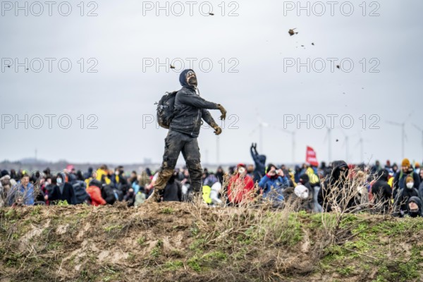 Violent clashes between thousands of demonstrators and the police, after a demonstration against the demolition of the brown coal village of Lützerath, the demonstration participants try to get to the rest of the village, Lützerah, and storm it, the police prevent this with a large contingent of forces, Erkelenz, North Rhine-Westphalia, Germany, Europe