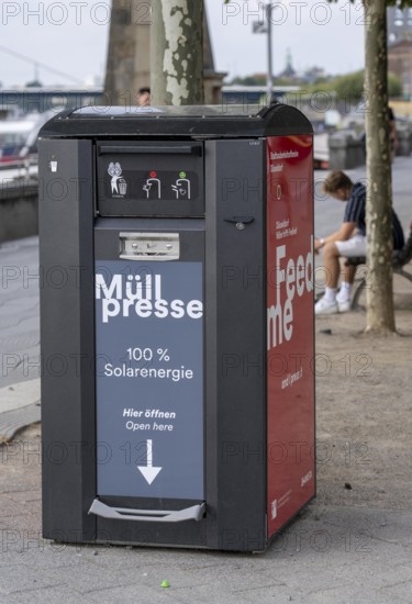 Waste compactor, waste bin in public spaces, here on the banks of the old town in Düsseldorf, the rubbish thrown in is compacted and can therefore hold many times the normal amount of rubbish, powered by its own solar power, it can connect via the cloud and retrieve the fill level and thus be emptied in a targeted manner, North Rhine-Westphalia, Germany, Europe