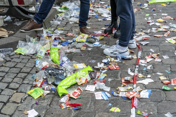 Rose Monday parade in Düsseldorf, remains from the celebrations in the old town, rubbish, North Rhine-Westphalia, Germany, Europe