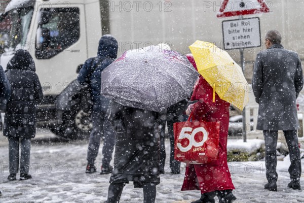 Winter weather, heavy snowfall, city centre traffic, passers-by in the snow, Essen, North Rhine-Westphalia, Germany, Europe