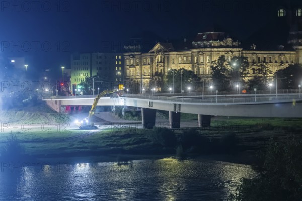 In the early hours of the morning, a section of the Carola Bridge collapsed for unknown reasons. Over a length of around 100 metres, the section on which the trams normally run collapsed into the Elbe. Demolition of the collapsed section of the bridge began during the night of 13 September, and heavy equipment was used for this purpose. Demolition of the collapsed bridge sections of the Carola Bridge in Dresden, Dresden, Saxony, Germany, Europe