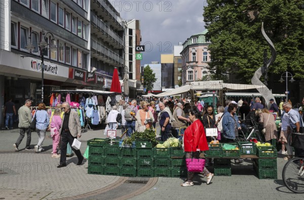 Bottrop, North Rhine-Westphalia, Germany, Many people on market day in the city centre, in the Hochstraße at the Kirchplatz. Hochstraße is the main shopping street in the pedestrian zone, Europe