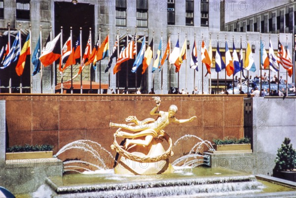 Bronze sculpture of Prometheus by Paul Manship 1934, Rockefeller Plaza, Rockefeller Center, New York, USA c 1953