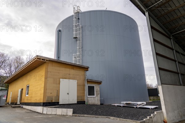 Heat storage tank of a biogas plant, 5000 cubic metres of hot water for buffering energy, for local heating supply, the gas is produced from various biomass, the electricity is generated in combined heat and power plants with the biogas produced and sold to companies in the neighbouring industrial estate, the heat generated is fed into a local heating network, Ense, North Rhine-Westphalia, Germany, Europe