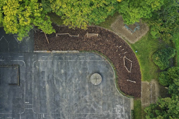 Mülheim an der Ruhr, North Rhine-Westphalia, Germany - Schoolyard unsealing, view from above of the newly designed schoolyard area of the primary school on Filchnerstraße Children can play here and, by unsealing the area, rainwater can seep into the groundwater, irrigate plants and cool the surroundings through evaporation