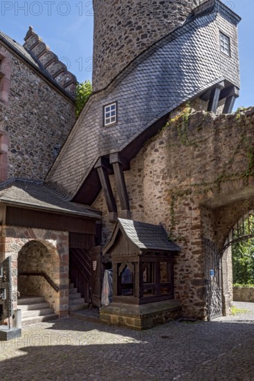 Old neo-renaissance castle, castle courtyard with fountain and stairway to the Heidenturm, Thieves' Tower, former keep of the medieval moated castle, Upper Hesse Museum, Old Town, Giessen, Giessen, Hesse, Germany, Europe