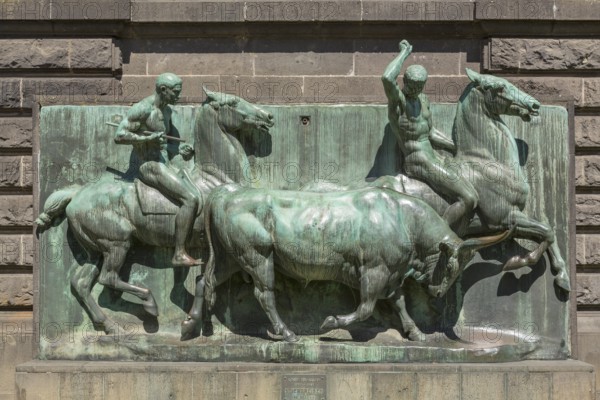 Krefeld, Kaiser Wilhelm Museum, built between 1894 and 1897 according to plans by Hugo Koch, relief by Louis Tuaillon: bull driving 1913