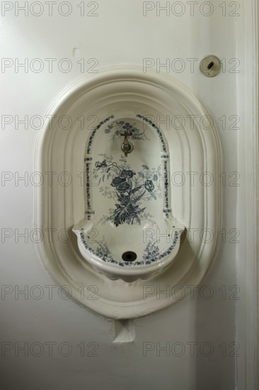 Manufacturer's villa, toilet halfway up the stairs, washbasin