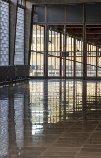 Bernau, Federal School of the General German Trade Union Federation, built 1928-1930 by Hannes Meyer and Hans Wittwer. View through the entrance building to the glass corridor