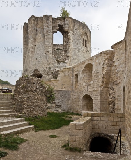 Fortress built by Richard the Lionheart in 1196-98, demolished in 1450, reduced keep from the south, west wall of the former palace on the right