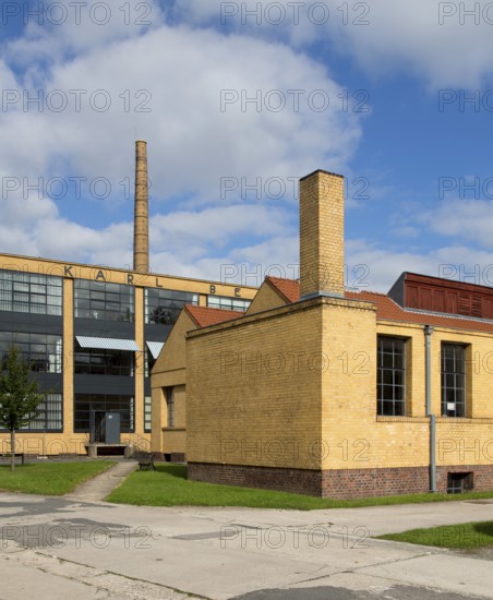 Built 1911-1915 by Walter Gropius and Adolf Meyer, view of the main building, in front of it the metalworking shop