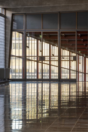 Bernau, Federal School of the General German Trade Union Federation, built 1928-1930 by Hannes Meyer and Hans Wittwer. View through the entrance building to the glass corridor