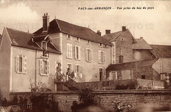 PACY-SUR-ARMANCON. Département : Yonne (89). Région : Bourgogne-Franche-Comté (anciennement Bourgogne)