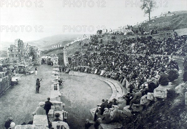 Algérie. Une représentation théâtrale dans les ruines romaines de Djémila, 1925