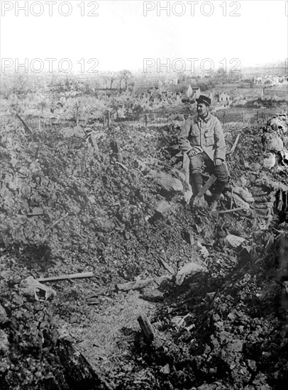 Première Guerre Mondiale. Les ruines de Carency vues d'une ancienne tranchée allemande à la côte 125.