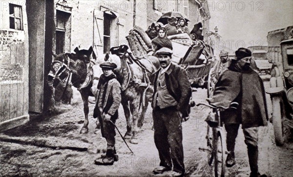 World War I. Evacuated inhabitants of Verdun crossing a village in their wagon (1916)