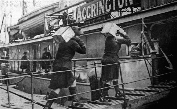 In Rotterdam, Scottish soldiers loading chests of gold, sent by Germany to pay for  its supplies