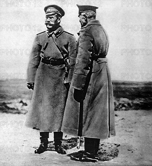Première Guerre Mondiale. Sur le front russe occidental, l'empereur Nicolas II, de Russie, s'entretient avec le général Broussiloff