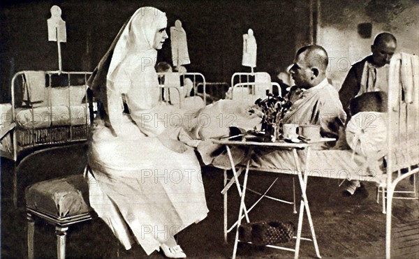 Première Guerre Mondiale. La princesse Marie de Roumanie soignant les blessés dans le palais royal de Bucarest (1916)