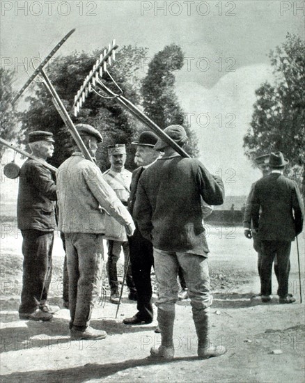 Première Guerre Mondiale. Le président Clemenceau s'entretient avec les cultivateurs d'un village du front