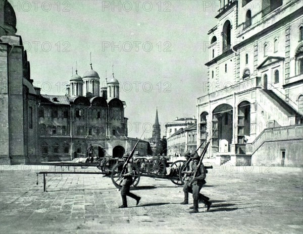 A Moscou, soldats de l'armée rouge faisant l'exercice dans la cour déserte du Kremlin (1921)