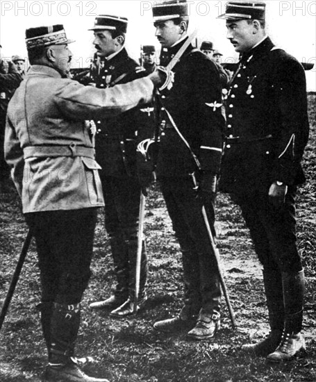 Première Guerre Mondiale. Le général Franchet d'Esperey décore des aviateurs au retour d'un raid (1915)