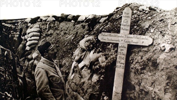 Première Guerre Mondiale. Tombe de quatre officiers allemands dans une tranchée reconquise en Champagne
