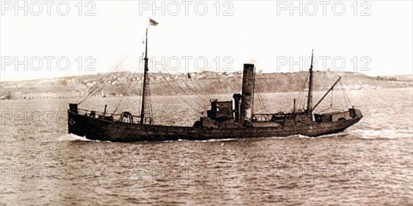 World War I. At the entrance to the Dardanelles, a mine-sweeper at work off Seddul-Bahr (1915)