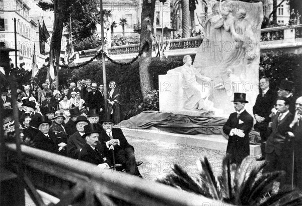 In Cannes, inauguration of a monument to the memory of Frédéric Mistral, on the occasion of his centennial (1930)