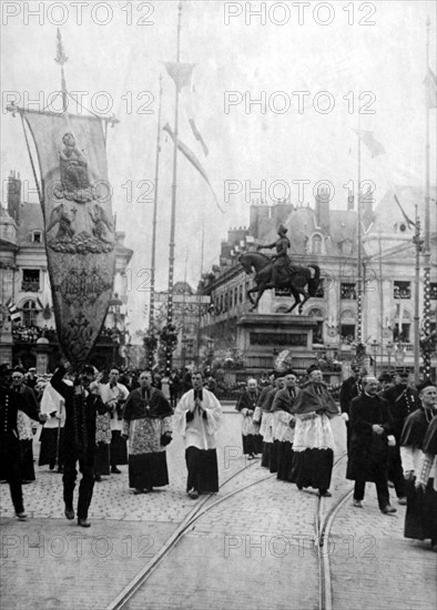 Holiday in Orléans. The standard of Joan of Arc in the Place du Martroi (1920)