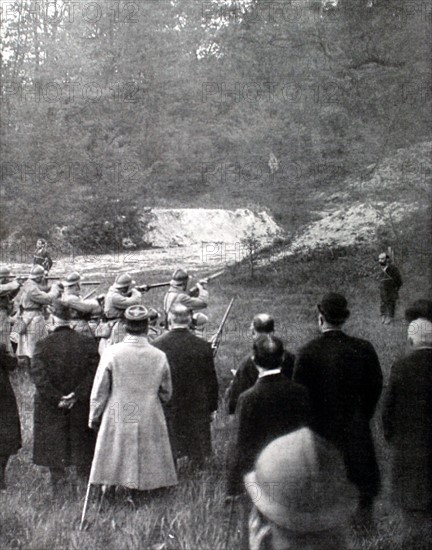 In Vincennes, the execution of 4 people accused of denouncing Frenchmen to the Germans (1920)