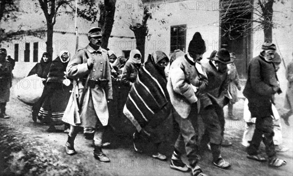 Des Autrichiens ayant passé le Danube emmenent des paysans serbes en captivité (1915)