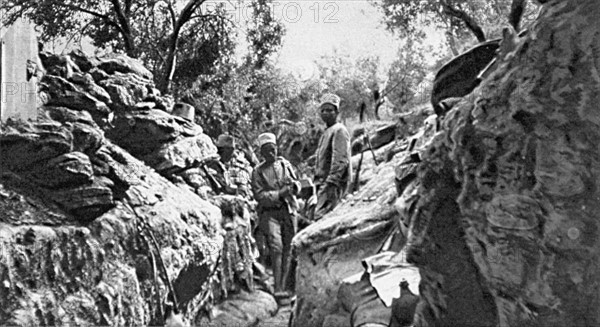 Campagne des Dardanelles, tranchée avancée avec les tirailleurs sénégalais qui la défende (1915)