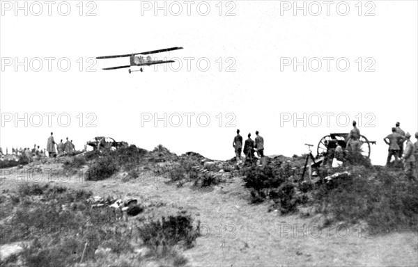 Guerre du Rif. Avion rapportant des renseignements à une batterie pour le règlage de son tir (1925)