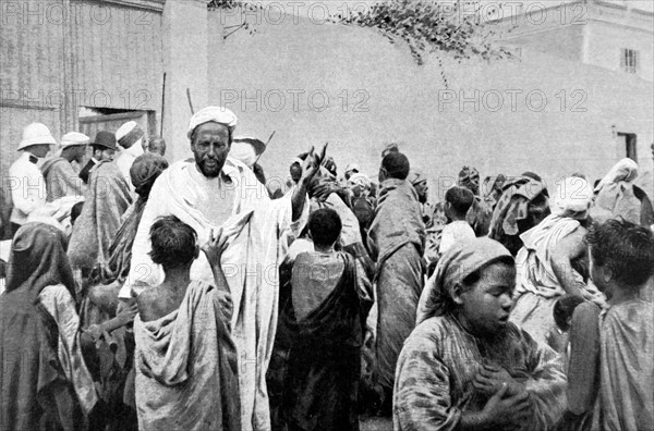 A Casablanca, distribution gratuite de pain par le consulat de France (14 juillet 1907)