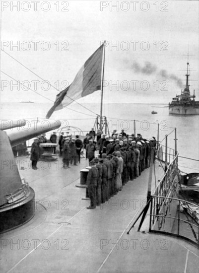 Sur la plage arrière du cuirassé "Bretagne", le ministre de la marine passe en revue les officiers et une partie de l'équipage du cuirassé naufragé "France" (1922)