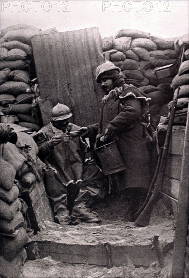 Distribution de café dans une tranchée, sur le front en 1916.