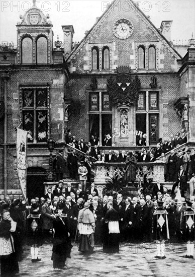 In the Townhall courtyard, the bishop and the clergy of Orléans are about to give the municipality Joan of Arc's banner