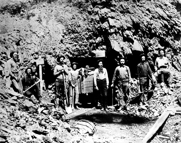 Mineurs devant l'entrée d'une mine dans le Montana