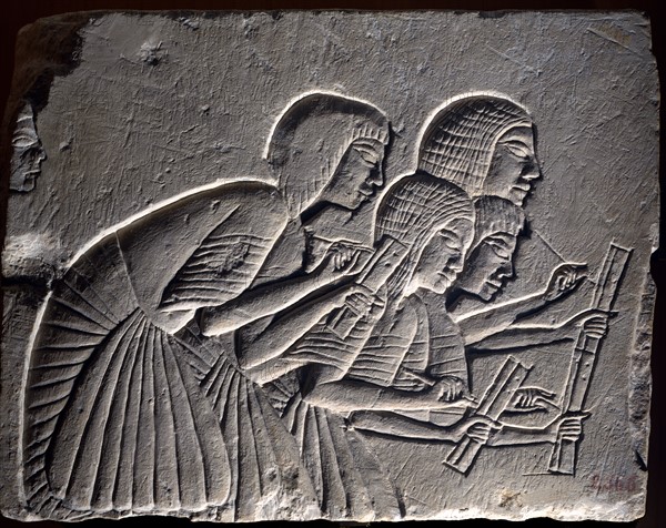 Morceau du mur d'une tombe de la XIXe dynastie : Groupe de scribes écrivant attentivement sous la dictée.