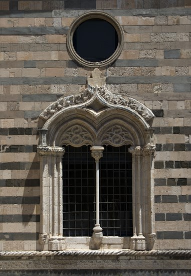 Cathédrale de Messine, détail d'une baie située sur le côté droit