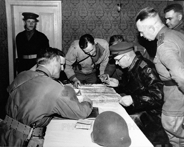 Après la jonction, des officiers russes et américains s'entretiennent (28 avril 1945).