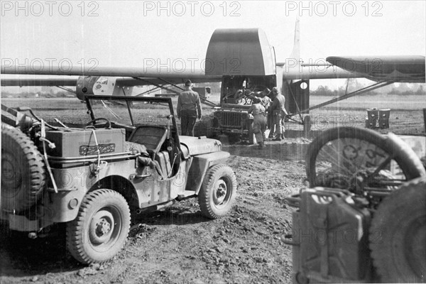 Aéroportage d'une jeep pour le débarquement en Hollande. (17 septembre 1944)