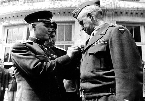 Le général américain Bradley décoré par le maréchal soviétique Koniev (17 mai 1945)