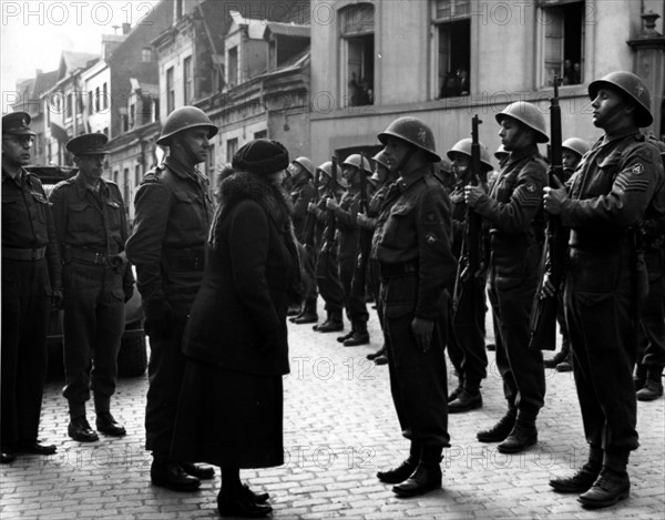 La Reine Wilhelmine des Pays-Bas passe en revue les troupes hollandaises à Maastricht.
(21 mars 1945)