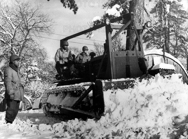 Bulldozer américain déblayant les rues de Newport, en Grande-Bretagne. 
(Début 1945)